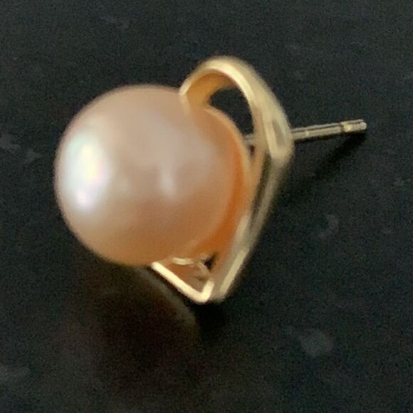 Pink Freshwater Pearl & 18k Gold Plated Heart Stud Earrings – Milestone Jewelry - Picture 4 of 8